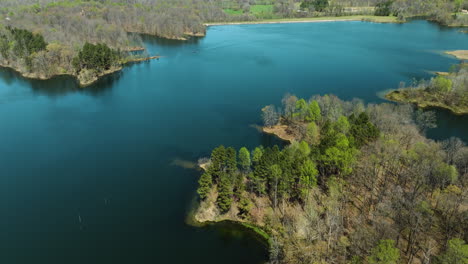 Lago-Glen-Springs-Con-Aguas-Tranquilas-Y-Bosque-Durante-La-Primavera-En-Tennessee,-EE.UU.