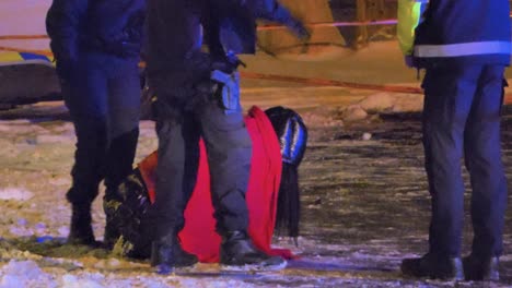 La-Policía-De-Montreal-Canadá-Cubre-A-Una-Persona-En-Duelo-Llorando-En-La-Escena-Del-Crimen-Por-La-Noche,-Noticias