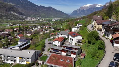 Drohnenflug-über-Wohnungen-In-Schweizer-Stadt-Mit-Sonnenkollektoren