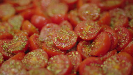 Aceite-De-Oliva-Cayendo-Sobre-Jugosos-Tomates-En-Rodajas