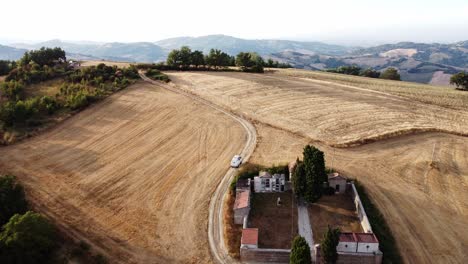 Vista-Por-Drones-De-Un-Pequeño-Lugar-Tranquilo-En-Las-Colinas-De-Emilia-Romaña-En-Italia