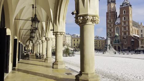 Hermosas-Vistas-Del-Casco-Antiguo-En-La-Plaza-Del-Casco-Antiguo-De-Cracovia:-Tomadas-Desde-La-Lonja-De-Los-Paños-Con-Vistas-A-La-Basílica-De-Santa-María