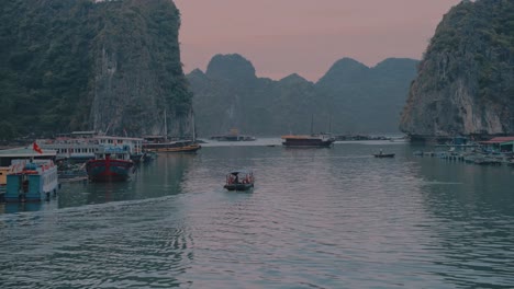 Barcos-Locales-Navegando-En-La-Bahía-De-Lan-Ha-Durante-La-Puesta-De-Sol-En-Vietnam.