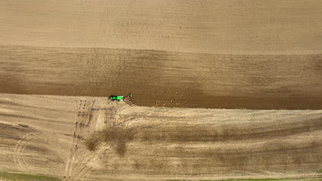 Grüner-Traktor-Pflügt-Feld