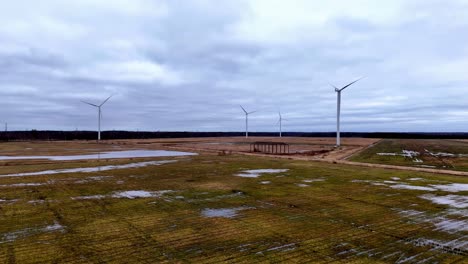 Turbinas-Eólicas-En-Campos-Húmedos-En-Kurzeme,-Riga,-Letonia.