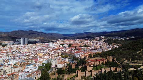Malaga-Stadt-Alcazaba-Burg-Wahrzeichen-Luftaufnahme-Drohne-Spanische-Stadt-Küstenstadt