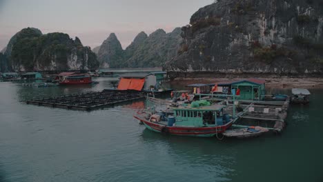 Toma-Panorámica-Aérea-De-Barcos-Estacionados-En-La-Bahía-De-Lan-Ha-En-Vietnam-Durante-La-Puesta-De-Sol.