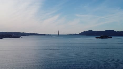 Alejamiento-Aéreo-De-Imágenes-De-Drones-Con-El-Puente-Golden-Gate-Al-Fondo