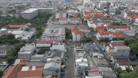Alte-Historische-Batavia-Gebäude-In-Jakarta,-Während-Eine-Drohne-Näher-Herankommt,-Um-Einen-Genaueren-Blick-Darauf-Zu-Werfen