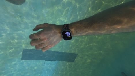 Blick-Auf-Die-Apple-Watch-Ultra-2-Unter-Wasser-Im-Swimmingpool