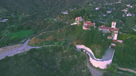 Spanisches-Anwesen-Castillo-Del-Lago-–-Drohnenflug-über-Die-Hollywood-Hills-–-Madonna-Mansion