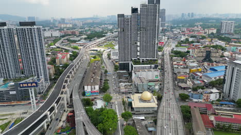 Las-Carreteras-Atraviesan-El-Barrio-Pudu-De-Kuala-Lumpur.