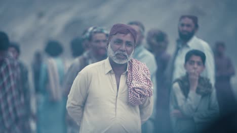 Hombres-Parados-Frente-Al-Grupo-Durante-La-Campaña-De-Distribución-De-Alimentos-En-Baluchistán.