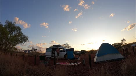 Zeitrafferaufnahme-Eines-Paares,-Das-Sich-Während-Des-Goldenen-Sonnenuntergangs-Im-Wüstennationalpark-Mit-Zelt-Entspannt