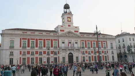 Weite-Sicht-Auf-Große-Menschenmengen,-Die-Sich-Versammeln-Und-Ihren-Abend-An-Der-Puerta-Del-Sol-Verbringen,-Einem-Wahrzeichen-Madrids