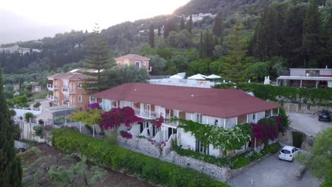 Vista-Del-Complejo-Island-View-Y-La-Impresionante-Naturaleza-Ubicada-En-La-Ciudad-De-Nidri-En-La-Isla-De-Lefkada.