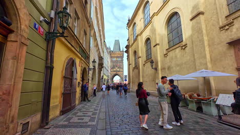In-Den-Historischen-Straßen-Der-Prager-Altstadt-Wimmelt-Es-Von-Touristen,-Die-Von-Ihrem-Charme-Und-Ihrem-Kulturellen-Reichtum-Fasziniert-Sind