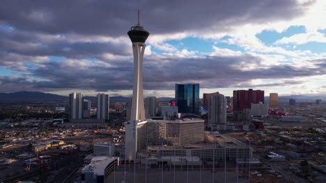 Las-Vegas,-USA,-Luftaufnahme-Der-Gebäude-Am-North-Strip-Bei-Sonnenuntergang,-Des-Stratosphere-Towers-Und-Der-Nachbarschaft,-Drohnenaufnahme