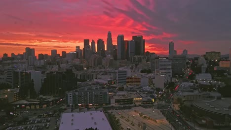 Vuelo-De-Drones-En-El-Distrito-Artístico-Del-Centro-De-Los-Ángeles-Después-De-La-Lluvia---Puesta-De-Sol-De-Tormenta-De-California