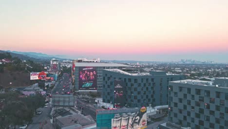 Sunset-Boulevard---órbita-De-Vuelo-De-Drones-Sobre-Vallas-Publicitarias