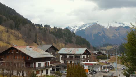 Toma-Panorámica-De-Un-Pueblo-Alpino-En-Los-Alpes-Franceses-Del-Ródano.