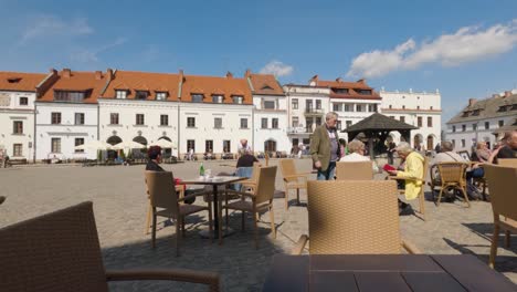 Unbekannte-Genießen-Kaffee-In-Der-Altstadt-Von-Kazimierz-Dolny-An-Der-Weichsel,-Polen