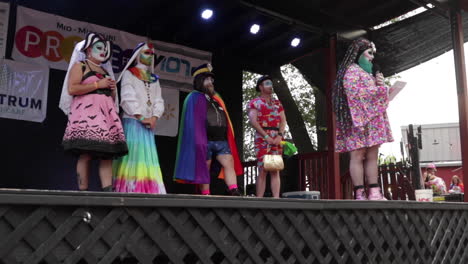 Drag-Queens-Actúan-En-El-Festival-Del-Orgullo-De-Midmo