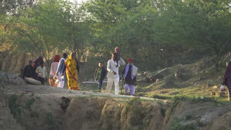 Pilger-Oder-Eine-Gruppe-Von-Dorfbewohnern-Der-Bundelkhand-Kultur,-Die-Auf-Der-Straße-Zum-Fluss-Sindh-Spazieren-Gehen