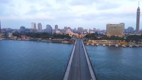 Luftaufnahme-Einer-Brücke-über-Den-Nil-In-Der-Innenstadt-Von-Kairo,-Ägypten,-Mit-Der-Markanten-Pascha-Statue-Im-Blickfeld,-Die-Das-Konzept-Der-Städtischen-Konnektivität-Und-Historischen-Bedeutung-Veranschaulicht