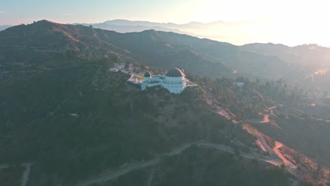 Sonnenaufgang-Im-Griffith-Observatory-Park-–-Drohnenflug-–-Santa-Monica-Mountains
