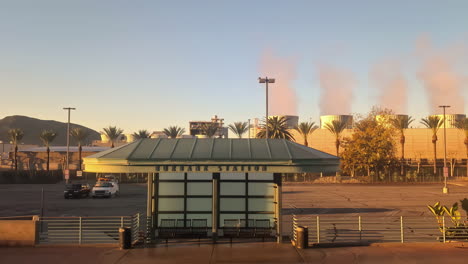 Estación-De-Burbank-Al-Atardecer-Frente-A-Las-Obras-Públicas-De-Servicios-Públicos