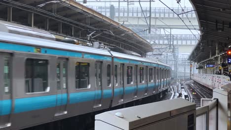 Japanischer-Zug-Am-Bahnhof-In-Der-Stadt-Yokohama