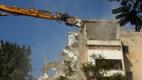 Bulldozer-Limpia-Los-Escombros-De-Los-Edificios-Derrumbados-En-La-Calle-David-Bloch,-Tel-Aviv,-Israel