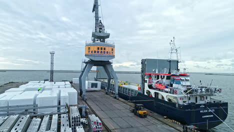 Frachtschiff-Und-Container-Im-Hafen-Von-Liepaja,-Lettland---Antenne