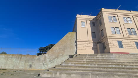 Alcatraz-Prison-Cellhouse-Exterior-See-From-Recreation-Yard-on-Sunny-Day,-Panorama