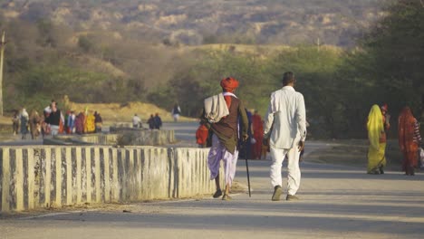 Pilger-Oder-Eine-Gruppe-Von-Dorfbewohnern-Der-Bundelkhand-Kultur,-Die-Auf-Der-Straße-Zum-Fluss-Sindh-Spazieren-Gehen