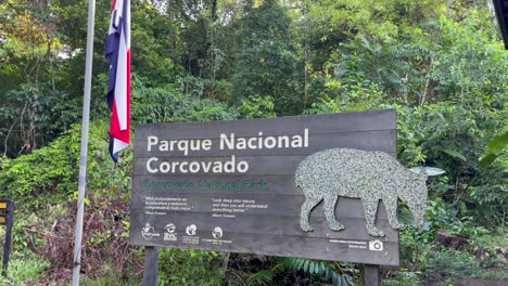 Entrada-Al-Parque-Corcovado-De-Costa-Rica-Con-Bandera-Y-Selva.