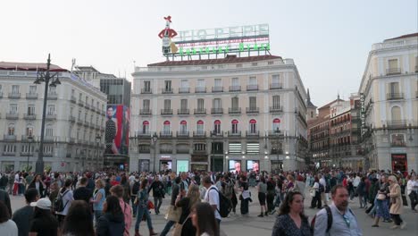 Establishing-shot-view-of-the-iconic-landmark-neon-advertising-sign-of-Tio-Pepe,-located-in-Madrid's-Puerta-del-Sol-,-represents-the-well-known-dry-sherry-wine-brand