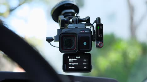 Insta360-Ace-Pro-Action-Kamera-Mit-Saugnapf-An-Der-Windschutzscheibe-Des-Fahrzeugs-Befestigt