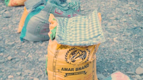 Säcke-Mit-Nahrungsmittelhilfe-Ruhen-Auf-Dem-Boden-In-Belutschistan-Als-Teil-Der-Nahrungsmittelverteilungshilfe