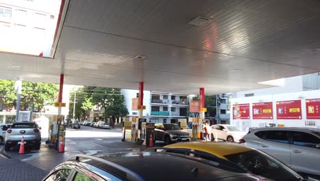 Dentro-De-La-Gasolinera-Shell-Gas-Oil-De-Argentina-Autos-Recargan-Combustible-En-Argentina-Ubicación-Comercial-De-La-Ciudad-De-Buenos-Aires