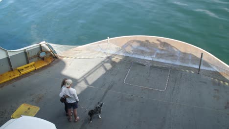 Hombre-Y-Mujer-Con-Su-Perro-En-Un-Ferry-En-Movimiento.