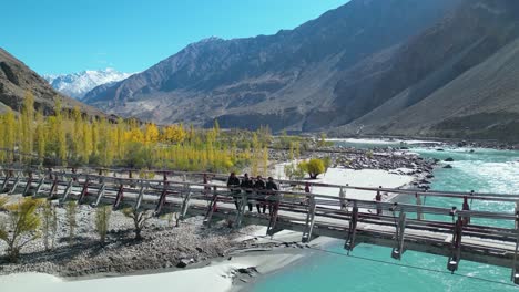 Luftaufnahme-Der-Hölzernen-Hängebrücke-über-Den-Fluss-In-Skardu