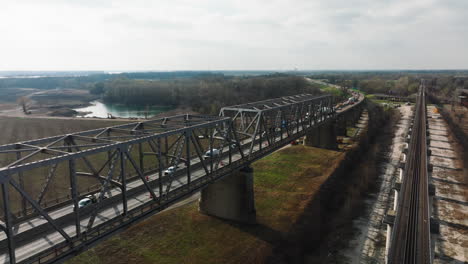 Luftaufnahme-Der-Memphis-Arkansas-Memorial-Bridge-Und-Der-Frisco-Bridge-In-West-Memphis,-Arkansas,-USA