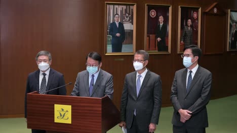 Abgeordnete-Sprechen-Im-Gebäude-Des-Legislativrats-Mit-Der-Presse,-Während-Hongkongs-Regierungschef-John-Lee-Ka-Chiu-Seine-Jährliche-Politische-Ansprache-In-Hongkong-Halten-Wird
