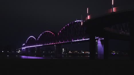 Die-Big-Four-Fußgängerbrücke-In-Louisville,-Kentucky-Bei-Nacht-Mit-Der-Gehrampe-Im-Vordergrund-4k