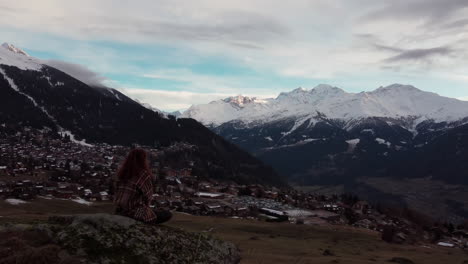 Kreist-über-Einer-Rothaarigen-Frau,-Die-Den-Wunderschönen-Sonnenuntergang-über-Dem-Val-De-Bagnes-Genießt