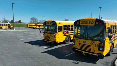 Parken-Eines-Traditionellen-Amerikanischen-Gelben-Schulbusses-Auf-Einem-Parkplatz-In-Den-USA