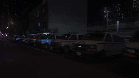 POV-Aufnahme-Beim-Vorbeifahren-An-Polizeiautos-Auf-Den-Straßen-Von-Manhattan,-Nachts-In-New-York