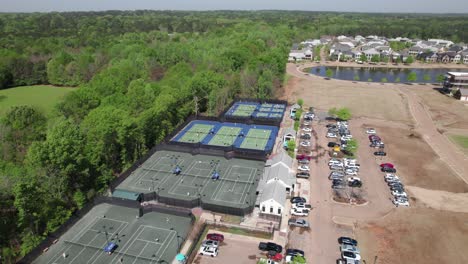 Tenniszentrum-In-Einem-Vorort